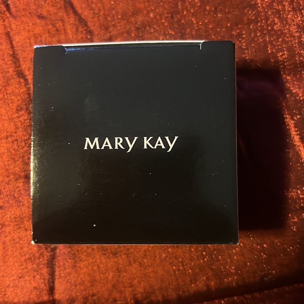 Silky Setting Powder Mary Kay NEW